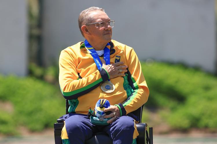 Eugênio Franco, do tiro com arco, com a medalha de ouro no Parapan de Santiago