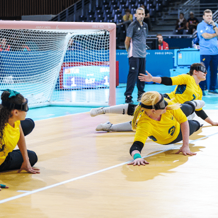 A seleção brasileira feminina de goalball, durante partida válida pelas Paralimpíadas 2024.