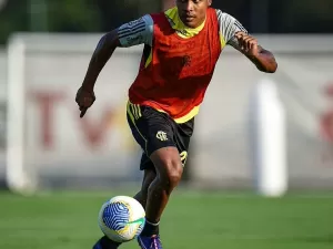 Flamengo prepara estreia de Alex Sandro no clássico contra o Vasco