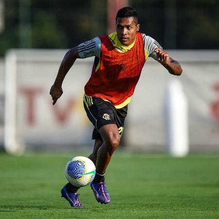 Alex Sandro em treino do Flamengo no Ninho do Urubu