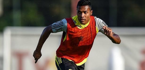 Flamengo se prepara para estreia de Alex Sandro em clássico contra o Vasco.