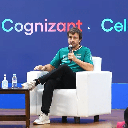 Fernando Alonso concede entrevista em evento de patrocinador da Aston Martin