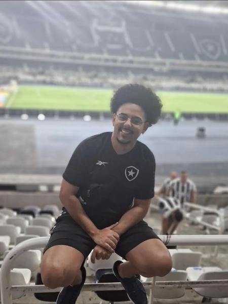 Igor Faria, torcedor do Botafogo que está rifando camisa autografada para ir à final da Libertadores