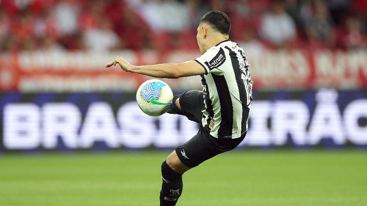 Savarino deu lindo chute, superou Rochet e abriu o placar em Inter x Botafogo