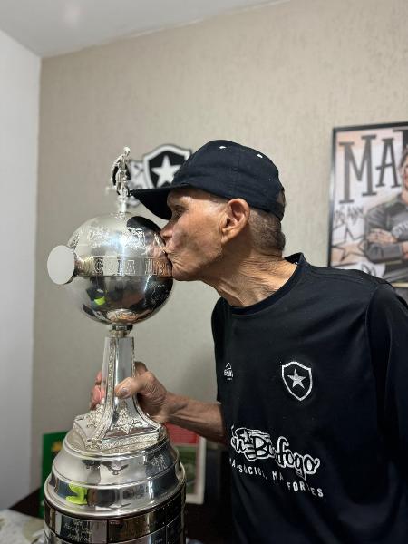 Manga beija o troféu da Libertadores conquistado pelo Botafogo - X / @Botafogo