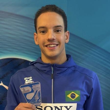 Guilherme Caribé mostra a medalha de prata conquistada nos 50m livre