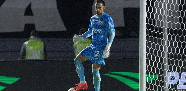 Corinthians avalia goleiros para partida contra o Água Santa; possível escalação definida.