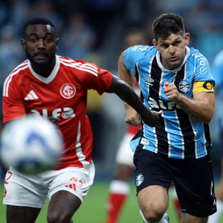 Kannemann em ação durante jogo entre Grêmio e Internacional no Brasileirão