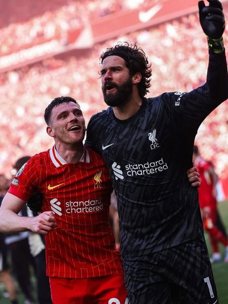 Alisson celebra a conquista da Premier League ao lado do escocês Andrew Robertson Alisson celebra a conquista da Premier League ao lado do escocês Andrew Robertson