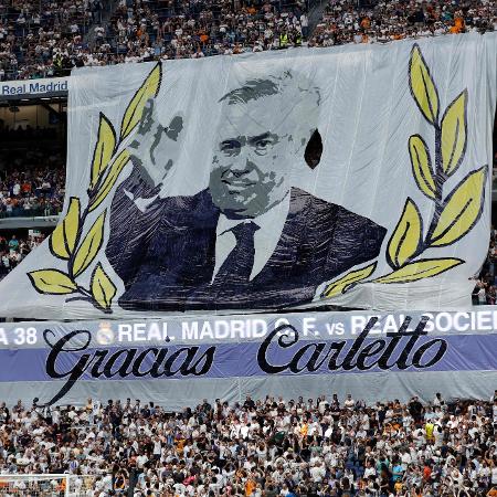 Torcedores do Real Madrid homenageiam Carlo Ancelotti - OSCAR DEL POZO / AFP