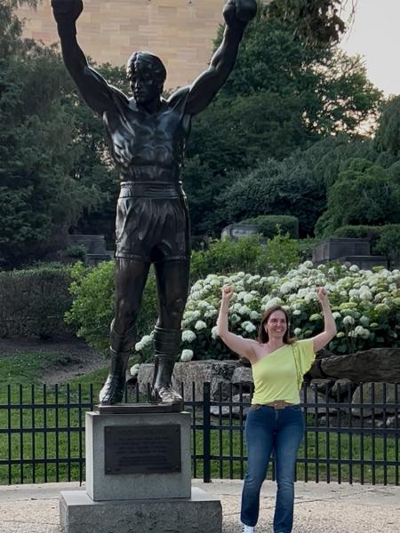 Turista ao lado da estátua de Rocky Balboa Turista ao lado da estátua de Rocky Balboa