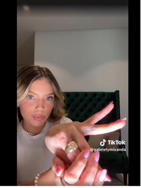 Esposa de Endrick mostra tatuagem com o nome do jogador