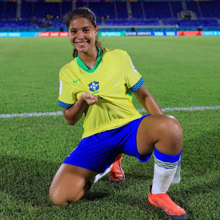 Giovanna Waksman posa após jogo do Brasil sub-17