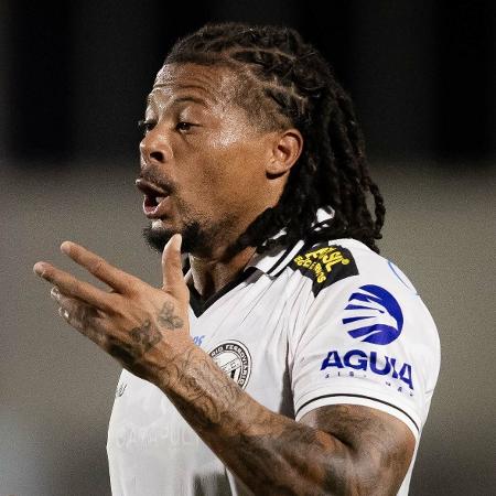 Berto em ação durante jogo entre Vila Nova e Operário-PR pela Série B