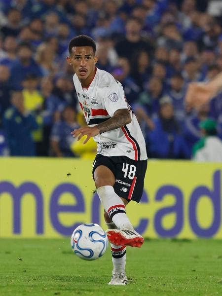 Djhordney, do São Paulo, em ação na partida contra o Millonarios, pela Copa Sul-Americana Djhordney, do São Paulo, em ação na partida contra o Millonarios, pela Copa Sul-Americana