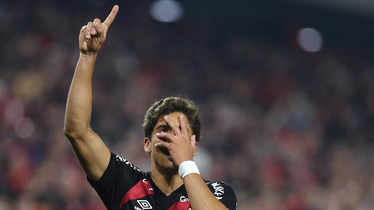 João Cruz, do Athletico-PR, comemora gol contra o Vitória, pela Copa do Brasil