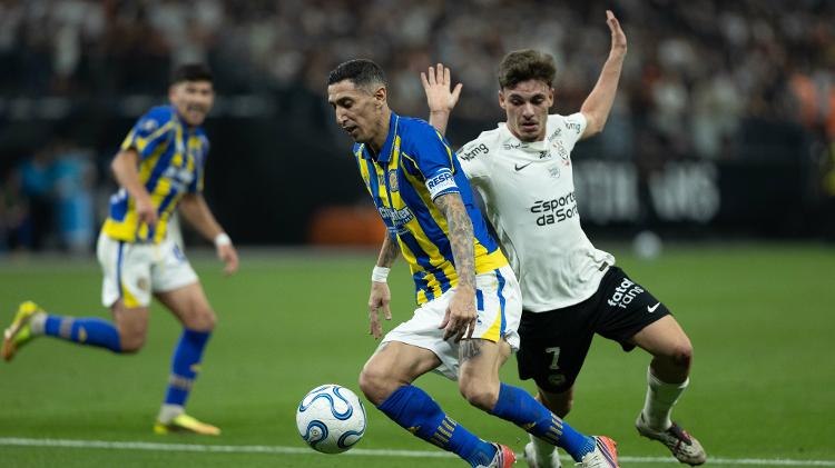 di-maria-e-breno-bidon-disputam-bola-em-corinthians-x-rosario-central-pela-libertadores-1787275828401_v2_750x421 Corinthians avança na Libertadores com gol de Memphis e Bidon; veja impacto para São Paulo