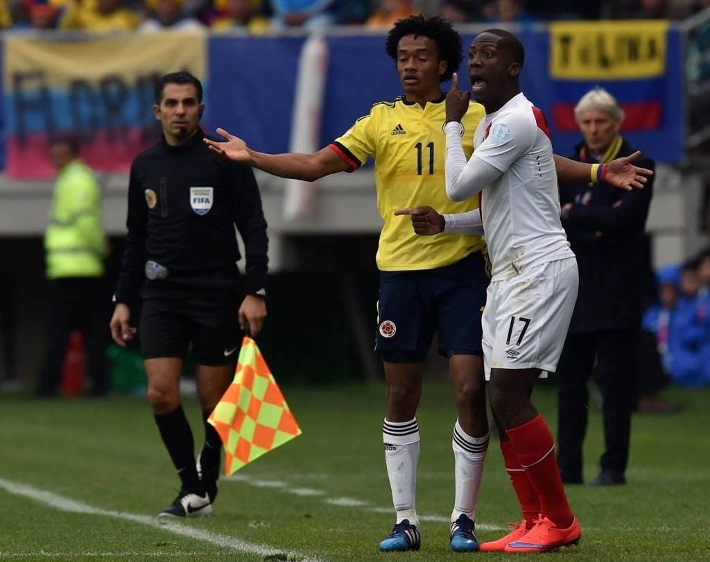 Advincula reclama de Cuadrado em jogada na linha lateral no jogo entre Colômbia e Peru - AFP PHOTO / RODRIGO ARANGUA
