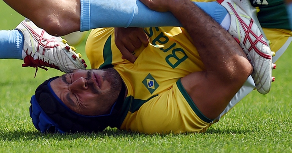 Brasileiro caio no chão durante o duelo com a Argentina