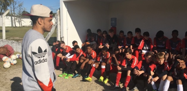 Taison visita Progresso FC, time de Pelotas, durante as férias no Brasil - Divulgação - Divulgação