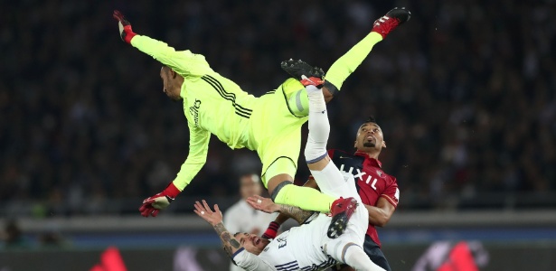 Brasileiro Fabrício observa trombada entre Keyloar Navas e Sergio Ramos - Behrouz Mehri/AFP - Behrouz Mehri/AFP