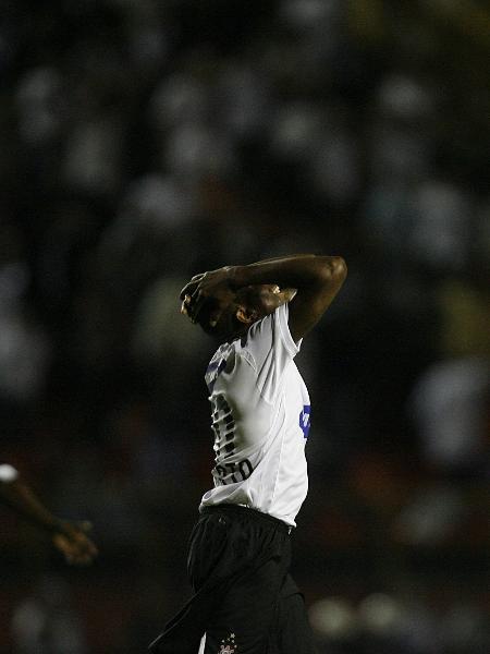 Carlos Alberto lamenta chance perdida no jogo Corinthians e Vasco, em 2007