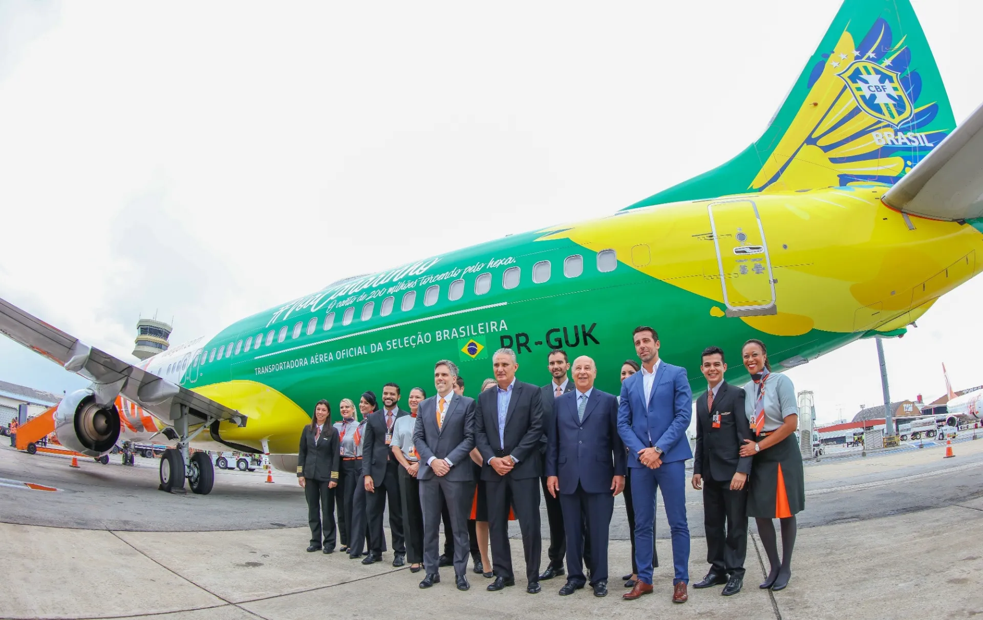 Tite, Marco Polo del Nero e Edu Gaspar posam em frente ao avião da seleção brasileira, fornecido pela Gol - undefined