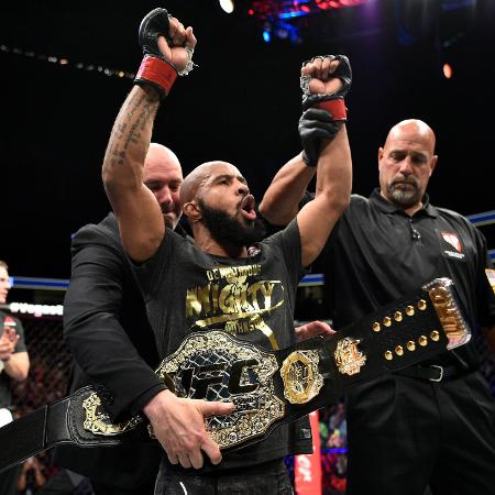 Demetrious Johnson comemora após defender seu cinturão contra Ray Borg no UFC 216 - Jeff Bottari/Zuffa LLC/Zuffa LLC via Getty Images