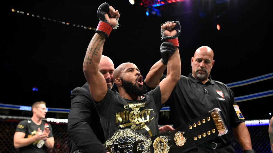 Demetrious Johnson comemora após defender seu cinturão contra Ray Borg no UFC 216 - Jeff Bottari/Zuffa LLC/Zuffa LLC via Getty Images