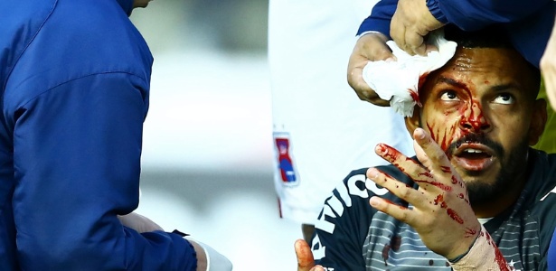 Thiago Rodrigues passou em branco no gol do Paraná, mas se machucou em divida com Maicon - HEULER ANDREY/DIA ESPORTIVO/ESTADÃO CONTEÚDO