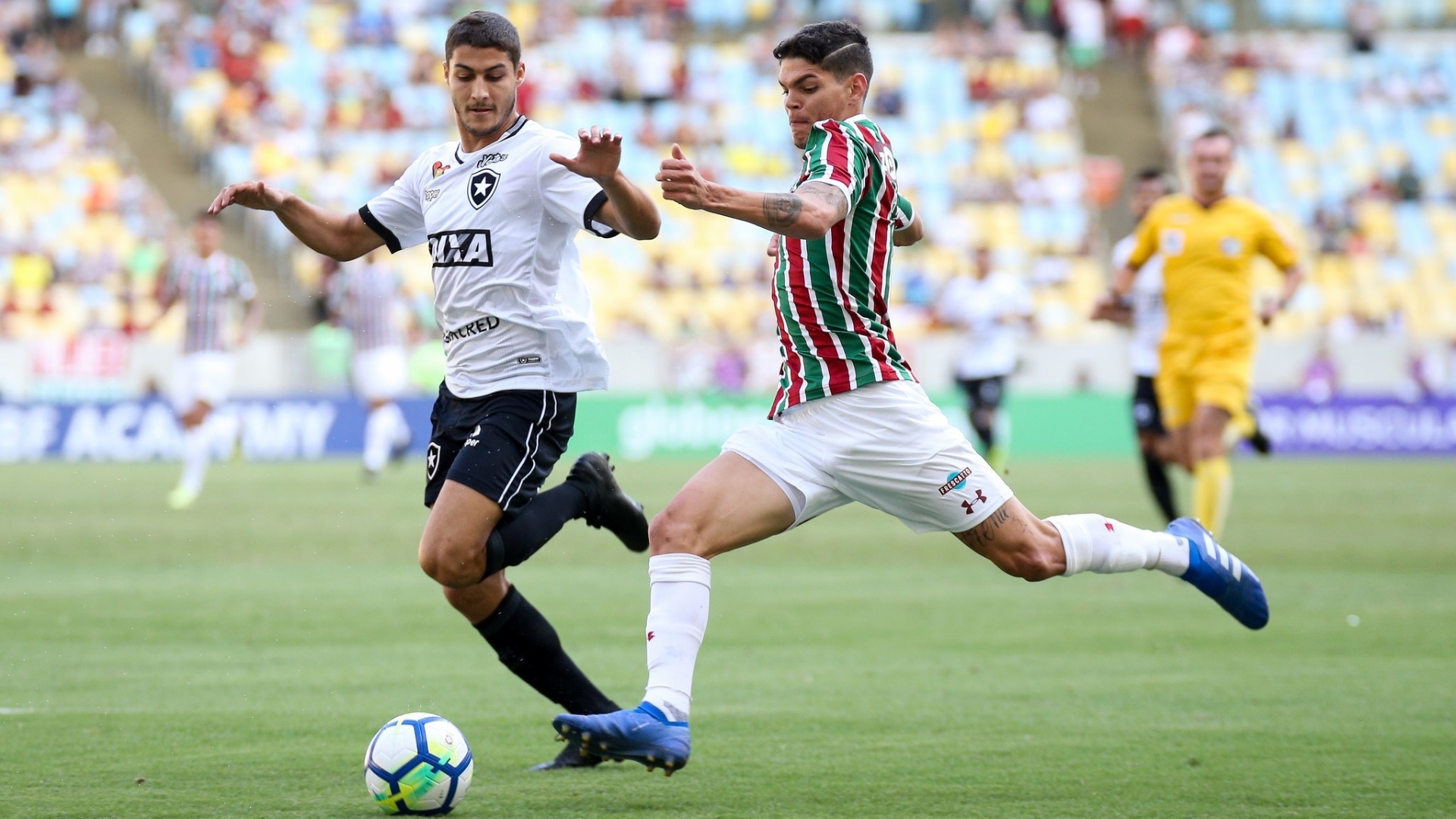 Jogadores de Fluminense e Botafogo disputam a bola no Maracanã