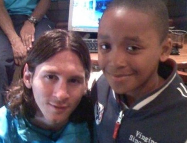 Bergwijn ao lado de Messi em 2008, aos 10 anos de idade - Reprodução/Twitter