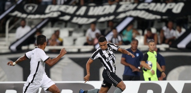 Faixa da torcida do Botafogo ao fundo pede: "Deem a vida em campo" - Vitor Silva/SSPress/Botafogo - Vitor Silva/SSPress/Botafogo