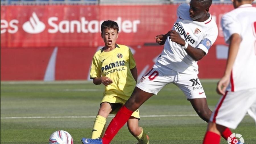 Ibrahima Sow, sub-12 do Sevilla, disputa bola com rival do Villarreal; disparidade física chama atenção - Divulgação