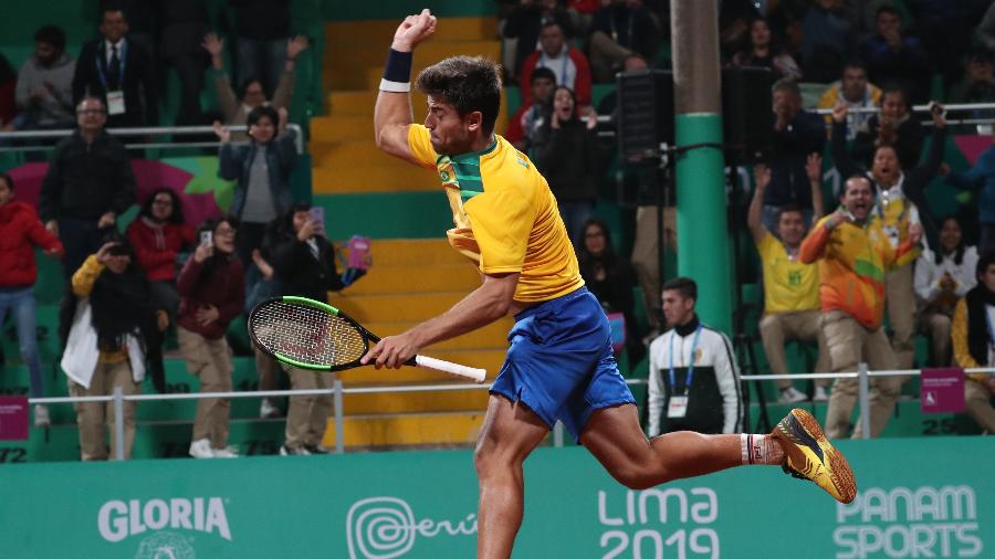João Menezes salta e comemora conquista do ouro do tênis pelo Pan de Lima - REUTERS/Ivan Alvarado 