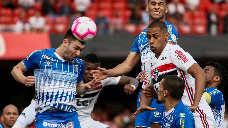 Arboleda e Bruno Alves disputam bola aérea contra o Avaí em jogo do Brasileirão - Marcello Zambrana/AGIF