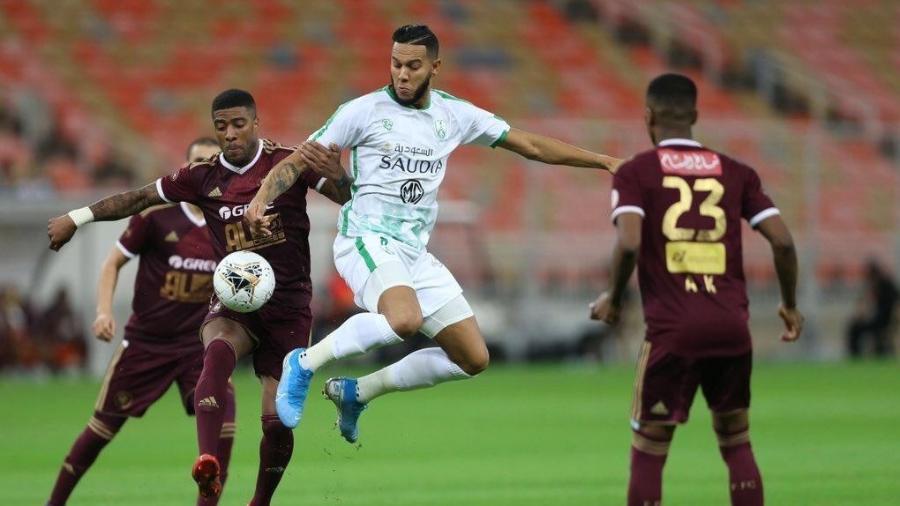 Volante Souza em ação pelo Al Ahli na vitória por 3 a 1 sobre o Al Faisaly, em novembro de 2019 - Al Ahli