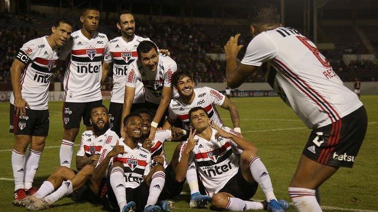 Reinaldo tira foto imaginária de Arboleda com os demais titulares do São Paulo contra a Ferroviária - Rubens Chiri/saopaulofc.net