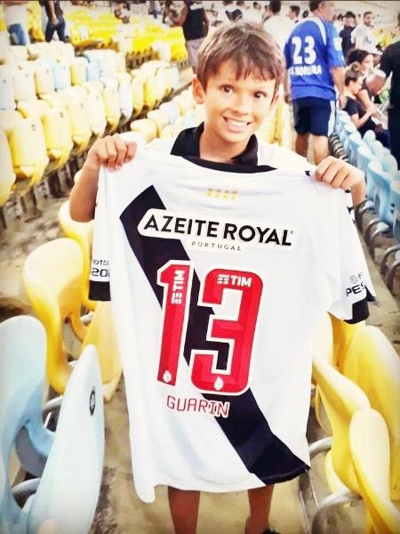 Davi Lobo, de 9 anos, com a camisa que ganhou de Guarín na vitória do Vasco por 1 a 0 sobre o ABC - Arquivo pessoal