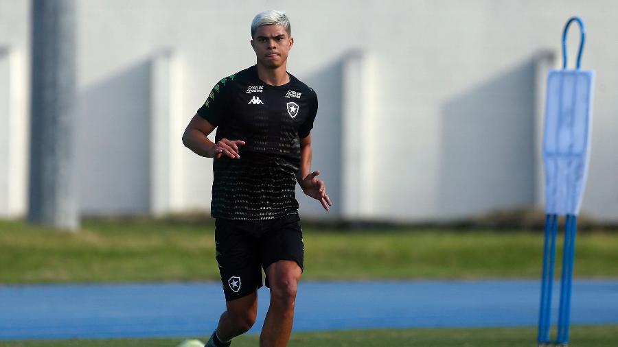 Lateral-direito Fernando durante treinamento do Botafogo - Vitor Silva/Botafogo