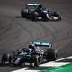 Valtteri Bottas seguido por Lewis Hamilton, ambos da Mercedes, no GP de Silverstone - Bryn Lennon/Getty Images