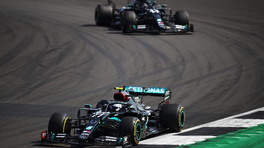 Valtteri Bottas seguido por Lewis Hamilton, ambos da Mercedes, no GP de Silverstone. Ultrapassagem foi na volta 50 - Bryn Lennon/Getty Images