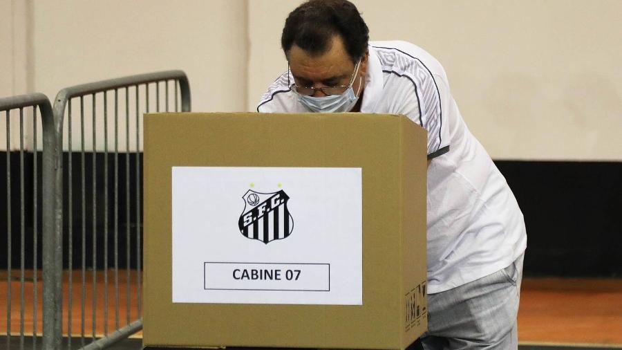 Marcelo Teixeira registra seu voto durante o processo de impeachment de José Carlos Peres no Santos - Pedro Ernesto Guerra Azevedo/Santos FC