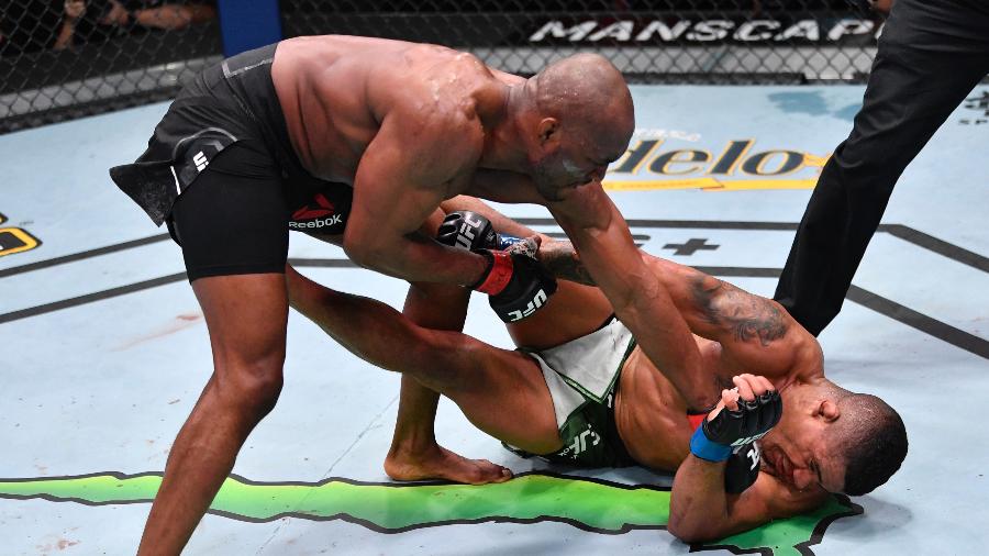 Kamaru Usman acerta golpe em Gilbert Durinho, no UFC 258 - Jeff Bottari/Zuffa LLC