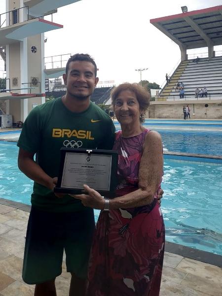 Silina Braga e o atleta olímpico Ian Mattos em homenagem a ela no Vasco - Reprodução/Facebook