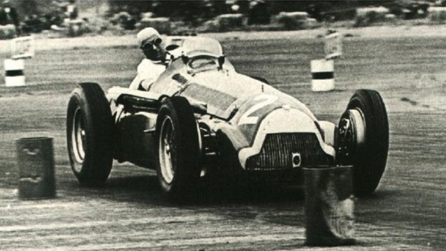 O argentino Juan Manuel Fangio, então na Alfa Romeo, contorna um balde no GP da Inglaterra de 1951, em Silverstone - Reprodução