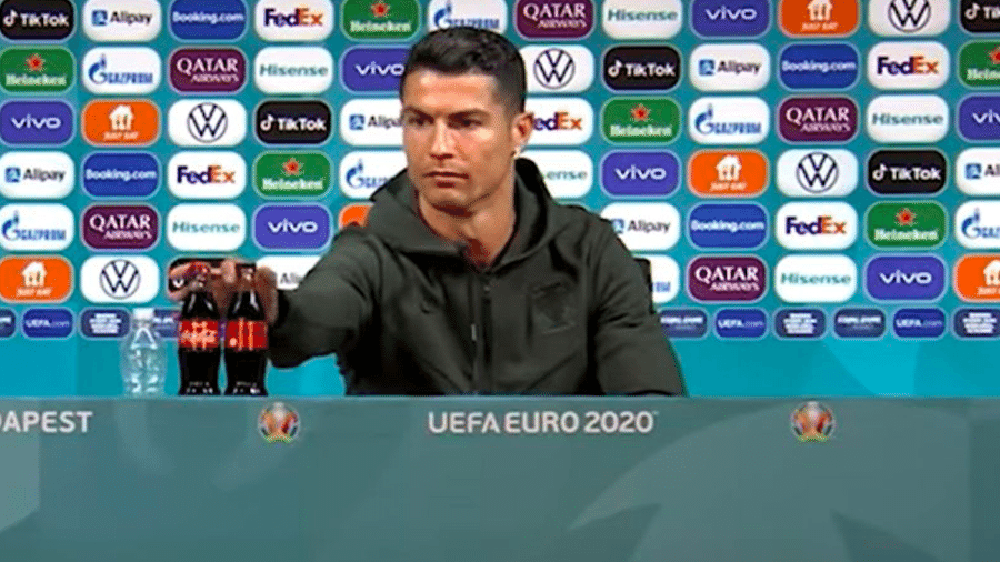 Cristiano Ronaldo retirou garrafas de Coca-Cola de entrevista coletiva na Eurocopa - Reprodução/TV