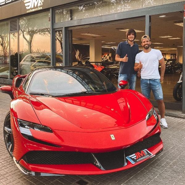 Sergio Aguero posa ao lado de uma Ferrari SF90 Stradale