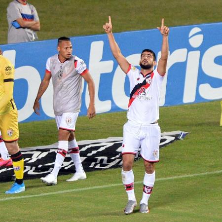 Bahia sai na frente, mas sofre a virada do Atlético-GO e ...