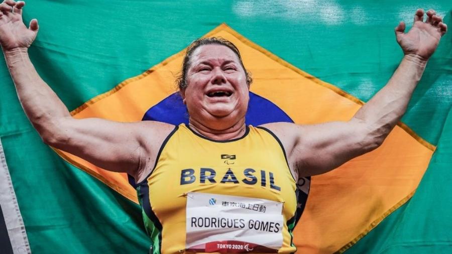 Beth Gomes chora com a medalha de ouro - Wander Roberto /CPB @wander_imagem